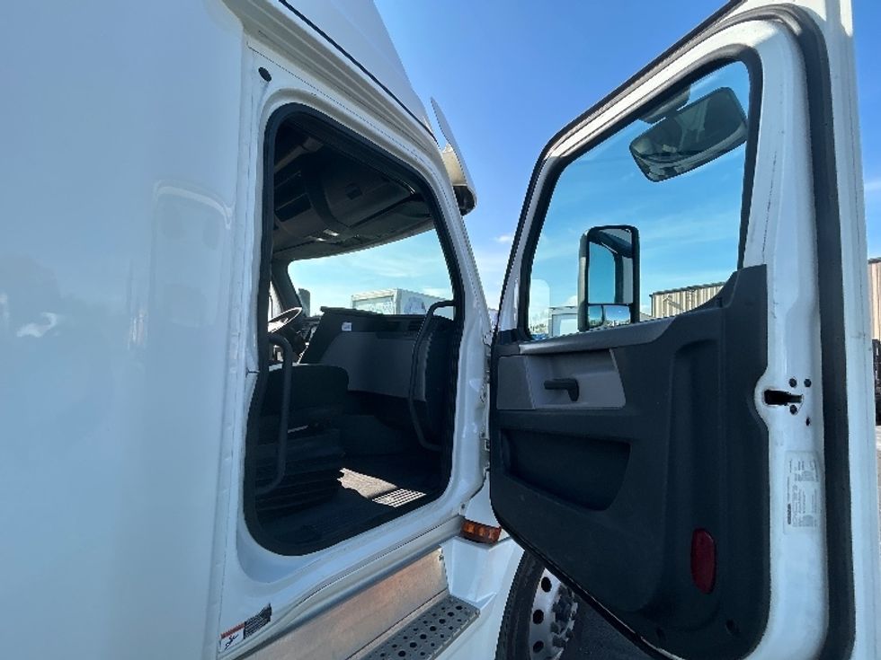 Sleeper Tractor-Heavy Duty Tractors-Freightliner-2020-T12664ST-Montreal-PQ-923,756\n\t\tkm-$ 74,750 - Image 13