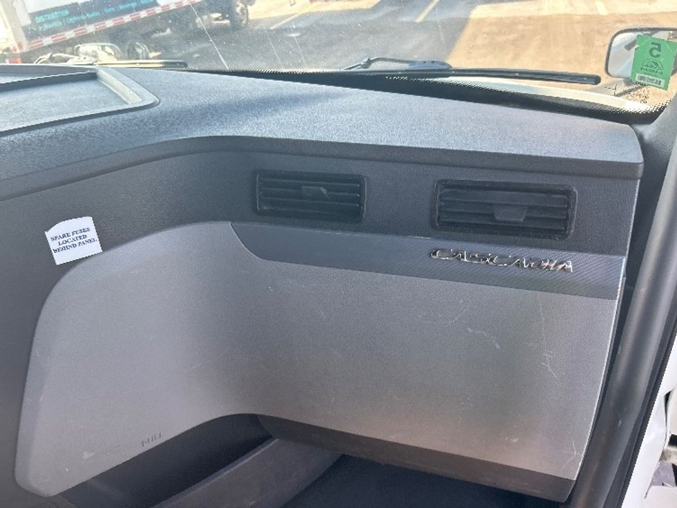 Sleeper Tractor-Heavy Duty Tractors-Freightliner-2020-T12664ST-Montreal-PQ-923,756\n\t\tkm-$ 74,750 - Image 14