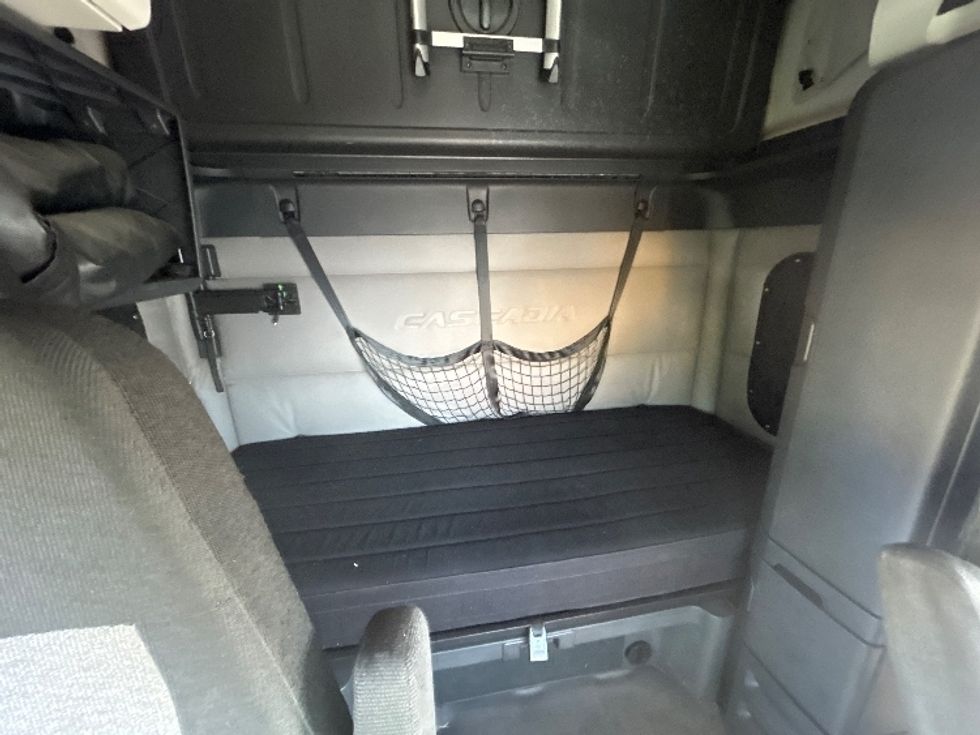 Sleeper Tractor-Heavy Duty Tractors-Freightliner-2020-T12664ST-Montreal-PQ-923,756\n\t\tkm-$ 74,750 - Image 16