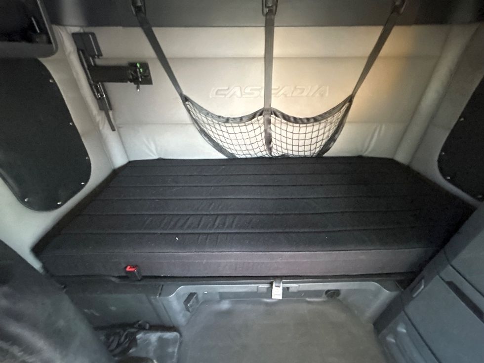 Sleeper Tractor-Heavy Duty Tractors-Freightliner-2020-T12664ST-Montreal-PQ-923,756\n\t\tkm-$ 74,750 - Image 17