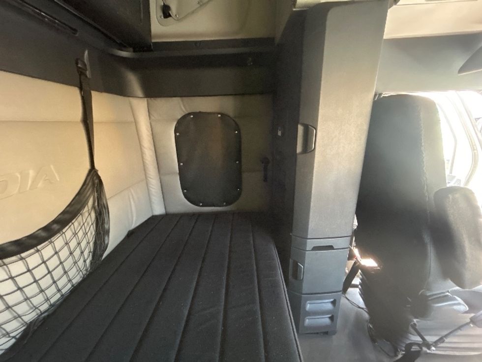 Sleeper Tractor-Heavy Duty Tractors-Freightliner-2020-T12664ST-Montreal-PQ-923,756\n\t\tkm-$ 74,750 - Image 18