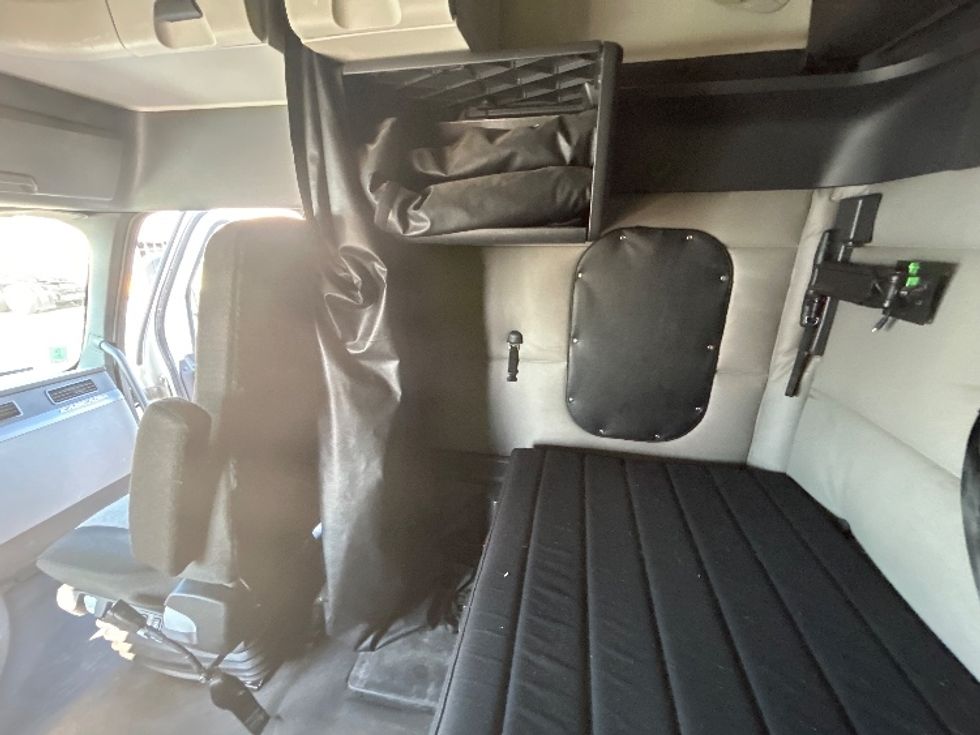 Sleeper Tractor-Heavy Duty Tractors-Freightliner-2020-T12664ST-Montreal-PQ-923,756\n\t\tkm-$ 74,750 - Image 19