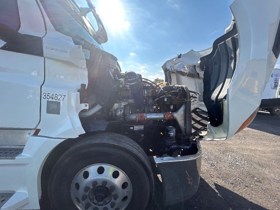 Sleeper Tractor-Heavy Duty Tractors-Freightliner-2020-T12664ST-Montreal-PQ-923,756\n\t\tkm-$ 74,750 - Image 20