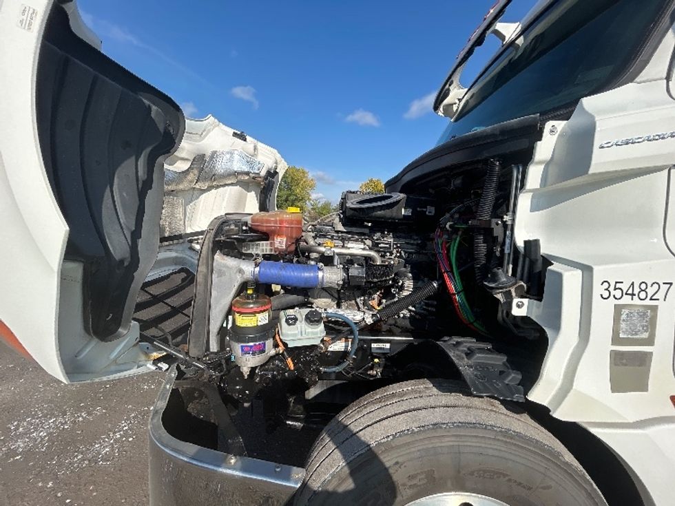 Sleeper Tractor-Heavy Duty Tractors-Freightliner-2020-T12664ST-Montreal-PQ-923,756\n\t\tkm-$ 74,750 - Image 21