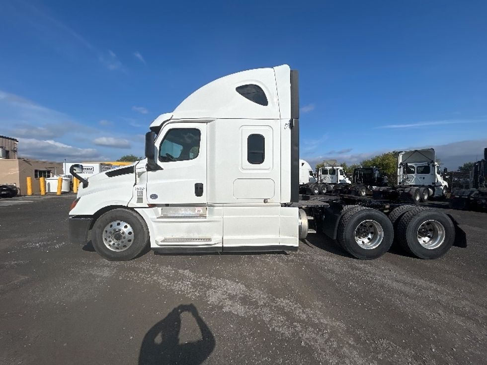 Sleeper Tractor-Heavy Duty Tractors-Freightliner-2020-T12664ST-Montreal-PQ-923,756\n\t\tkm-$ 74,750 - Image 4