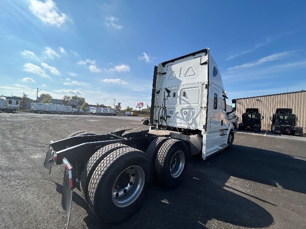 Sleeper Tractor-Heavy Duty Tractors-Freightliner-2020-T12664ST-Montreal-PQ-923,756\n\t\tkm-$ 74,750 - Image 7