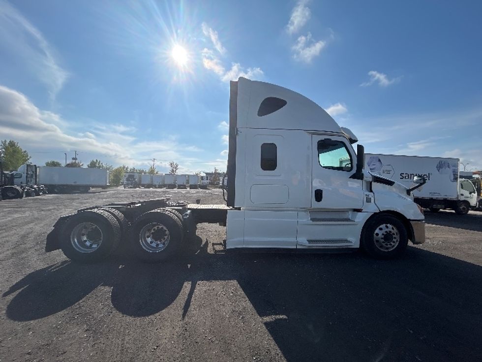 Sleeper Tractor-Heavy Duty Tractors-Freightliner-2020-T12664ST-Montreal-PQ-923,756\n\t\tkm-$ 74,750 - Image 8