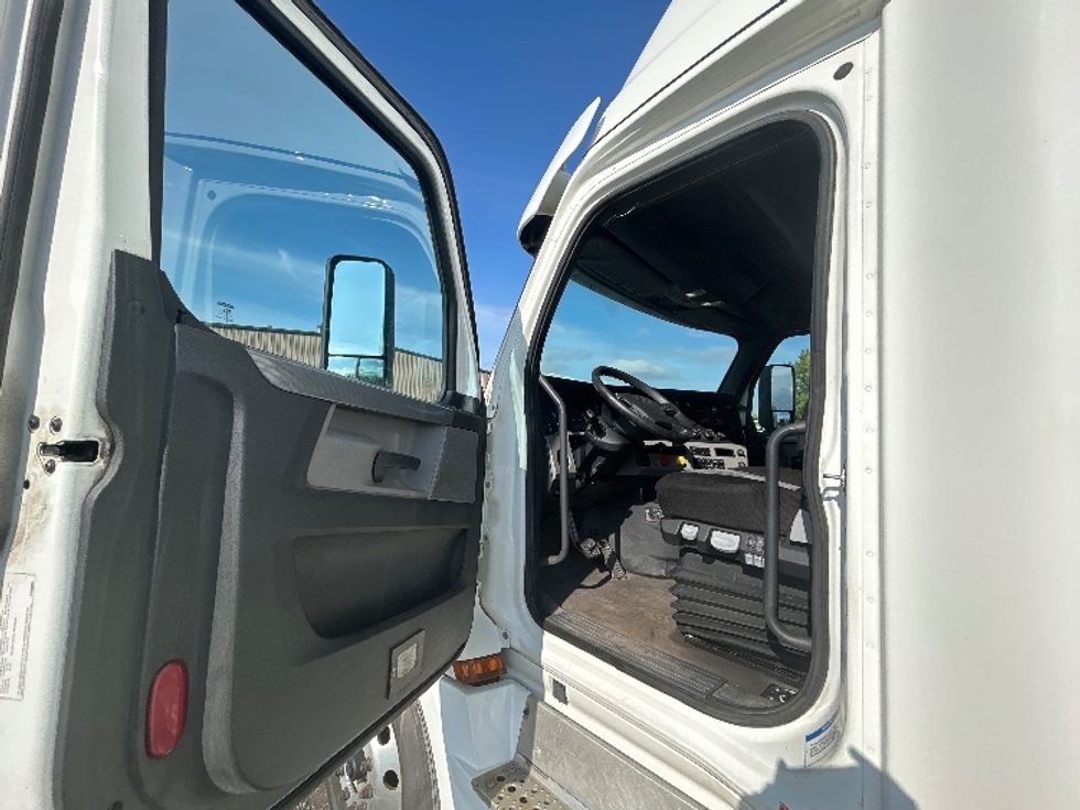 Sleeper Tractor-Heavy Duty Tractors-Freightliner-2020-T12664ST-Montreal-PQ-923,756\n\t\tkm-$ 74,750 - Image 9