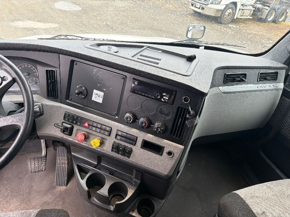Sleeper Tractor-Heavy Duty Tractors-Freightliner-2020-T12664ST-Morgantown-WV-505,857\n\t\tmiles-$ 59,250 - Image 12