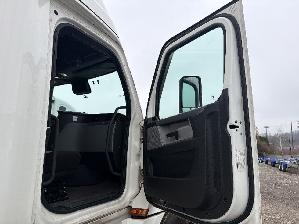 Sleeper Tractor-Heavy Duty Tractors-Freightliner-2020-T12664ST-Morgantown-WV-505,857\n\t\tmiles-$ 59,250 - Image 13