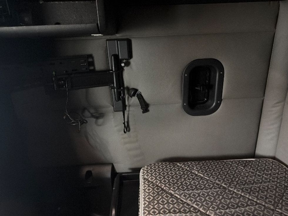 Sleeper Tractor-Heavy Duty Tractors-Freightliner-2020-T12664ST-Morgantown-WV-505,857\n\t\tmiles-$ 59,250 - Image 19