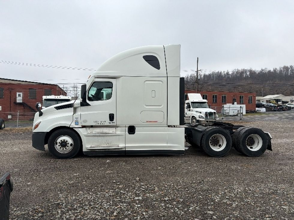 Sleeper Tractor-Heavy Duty Tractors-Freightliner-2020-T12664ST-Morgantown-WV-505,857\n\t\tmiles-$ 59,250 - Image 4