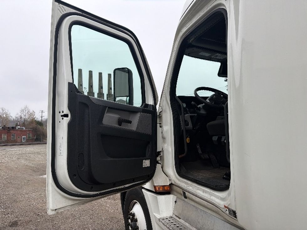 Sleeper Tractor-Heavy Duty Tractors-Freightliner-2020-T12664ST-Morgantown-WV-505,857\n\t\tmiles-$ 59,250 - Image 9