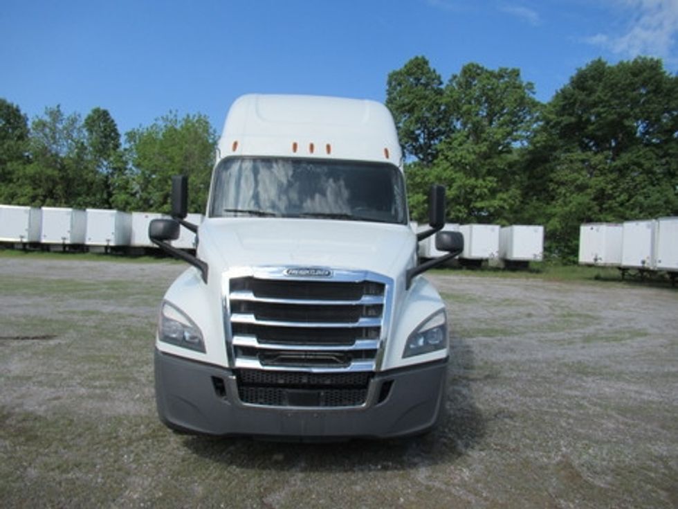 Sleeper Tractor-Heavy Duty Tractors-Freightliner-2020-T12664ST-Morristown-TN-555,381\n\t\tmiles-$ 56,000 - Image 1