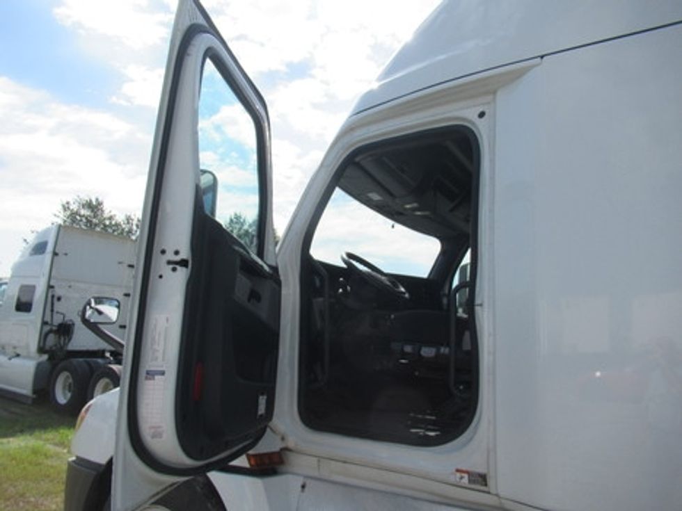 Sleeper Tractor-Heavy Duty Tractors-Freightliner-2020-T12664ST-Morristown-TN-555,381\n\t\tmiles-$ 56,000 - Image 12