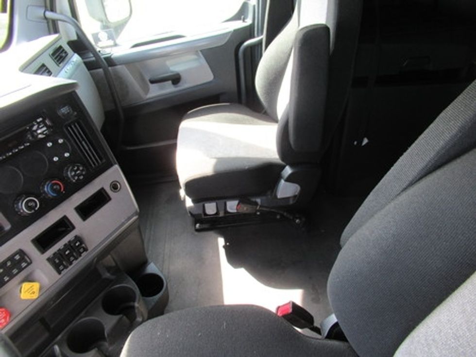 Sleeper Tractor-Heavy Duty Tractors-Freightliner-2020-T12664ST-Morristown-TN-555,381\n\t\tmiles-$ 56,000 - Image 13