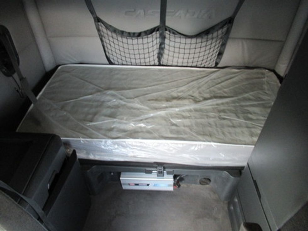 Sleeper Tractor-Heavy Duty Tractors-Freightliner-2020-T12664ST-Morristown-TN-555,381\n\t\tmiles-$ 56,000 - Image 14