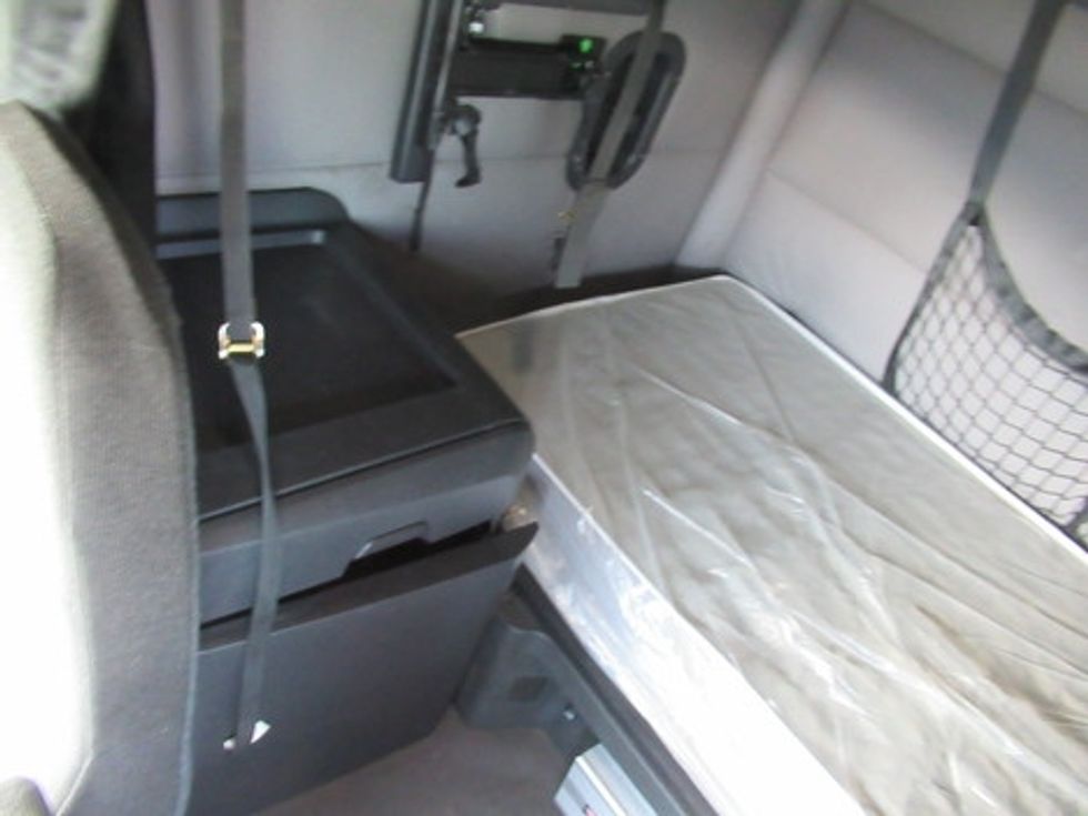 Sleeper Tractor-Heavy Duty Tractors-Freightliner-2020-T12664ST-Morristown-TN-555,381\n\t\tmiles-$ 56,000 - Image 15