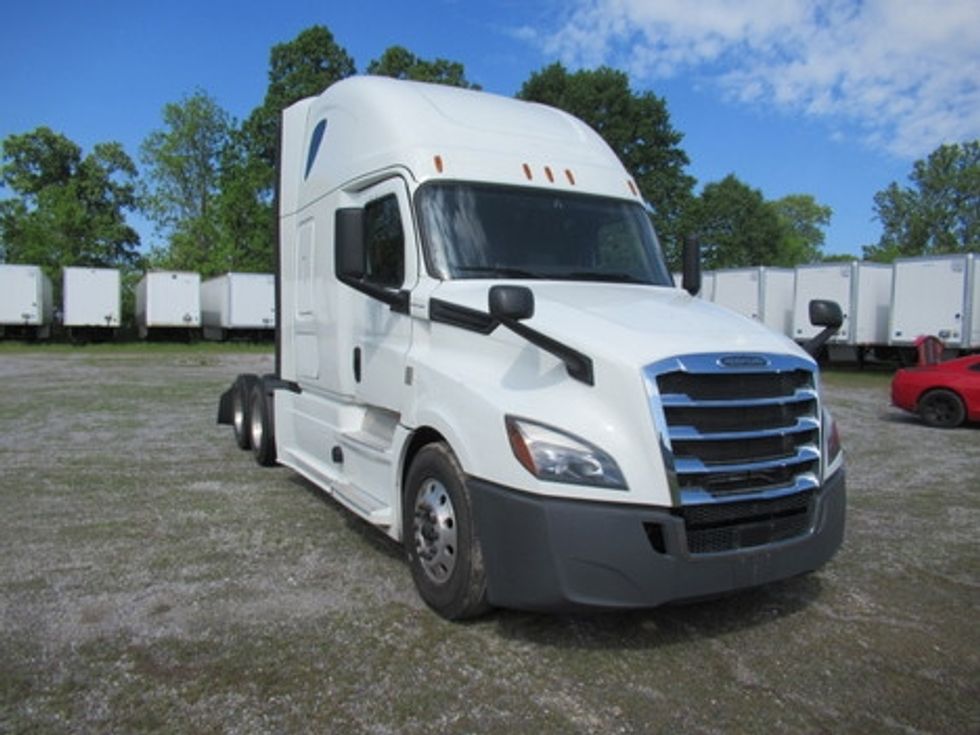 Sleeper Tractor-Heavy Duty Tractors-Freightliner-2020-T12664ST-Morristown-TN-555,381\n\t\tmiles-$ 56,000 - Image 2