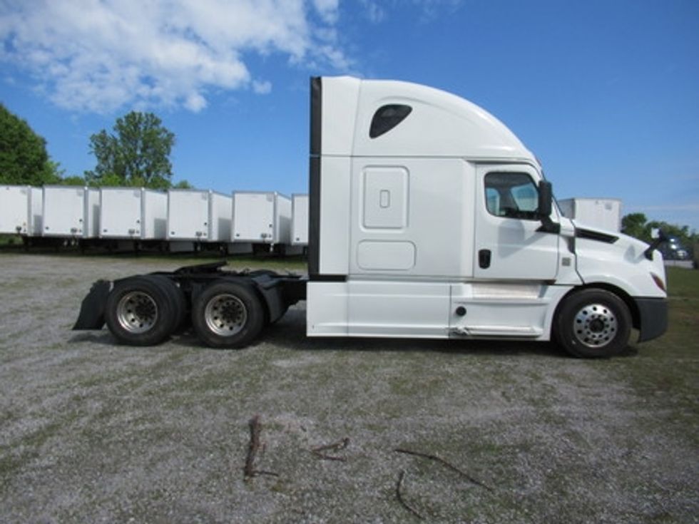 Sleeper Tractor-Heavy Duty Tractors-Freightliner-2020-T12664ST-Morristown-TN-555,381\n\t\tmiles-$ 56,000 - Image 3