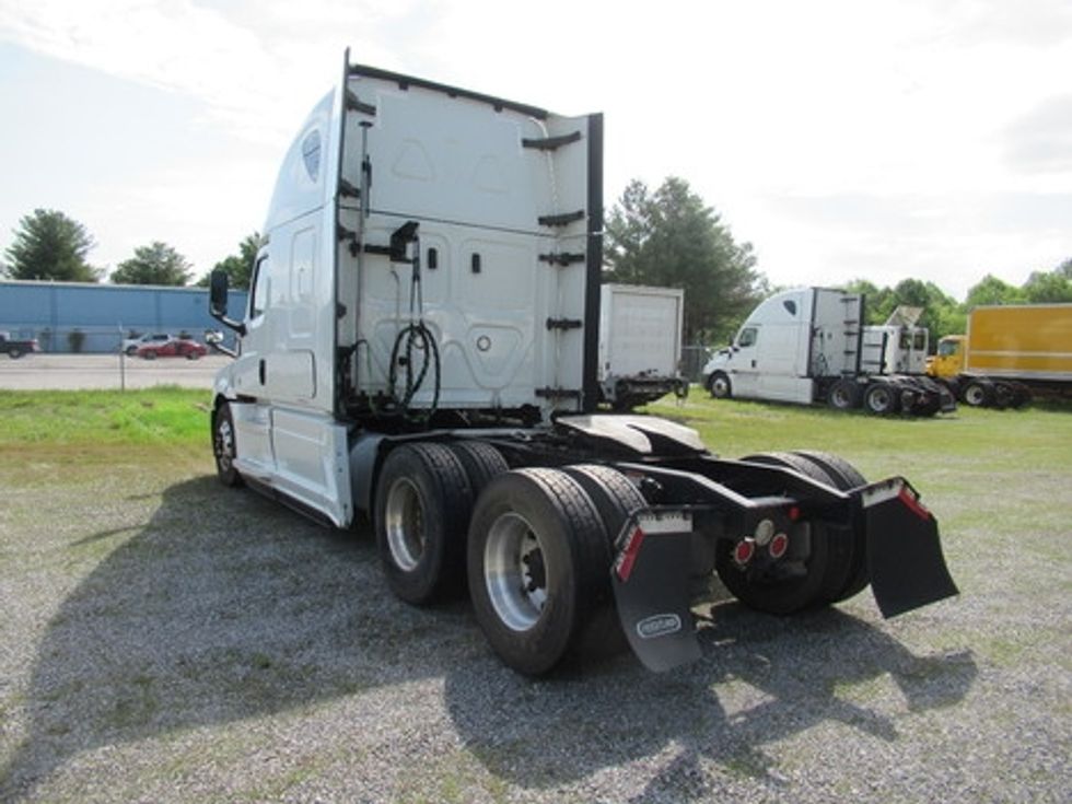 Sleeper Tractor-Heavy Duty Tractors-Freightliner-2020-T12664ST-Morristown-TN-555,381\n\t\tmiles-$ 56,000 - Image 6