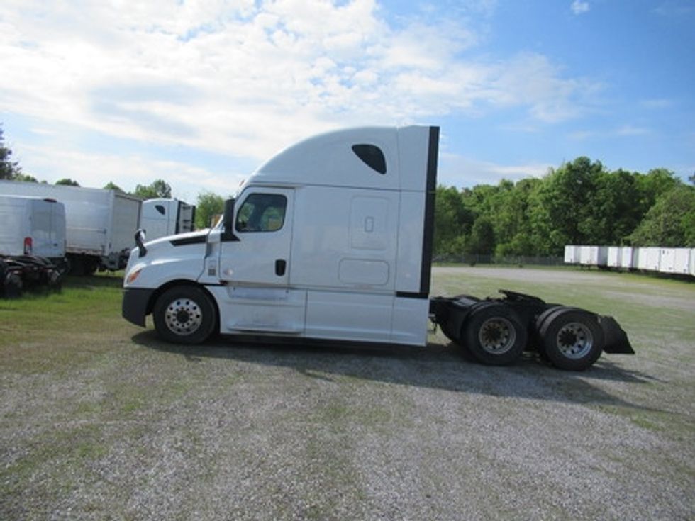 Sleeper Tractor-Heavy Duty Tractors-Freightliner-2020-T12664ST-Morristown-TN-555,381\n\t\tmiles-$ 56,000 - Image 7