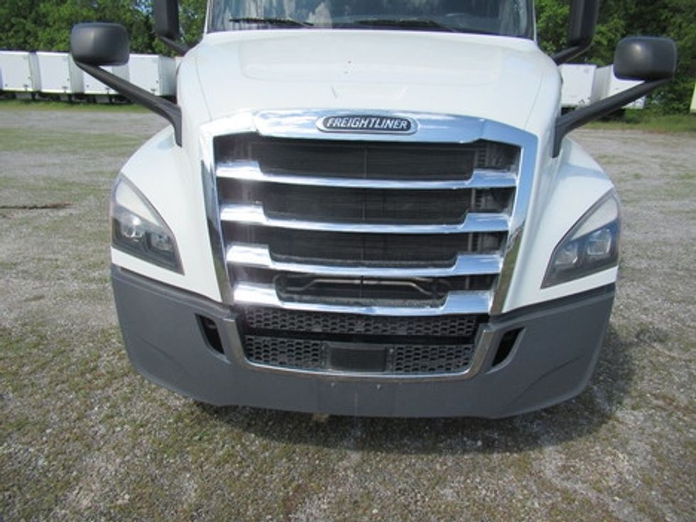 Sleeper Tractor-Heavy Duty Tractors-Freightliner-2020-T12664ST-Morristown-TN-555,381\n\t\tmiles-$ 56,000 - Image 9