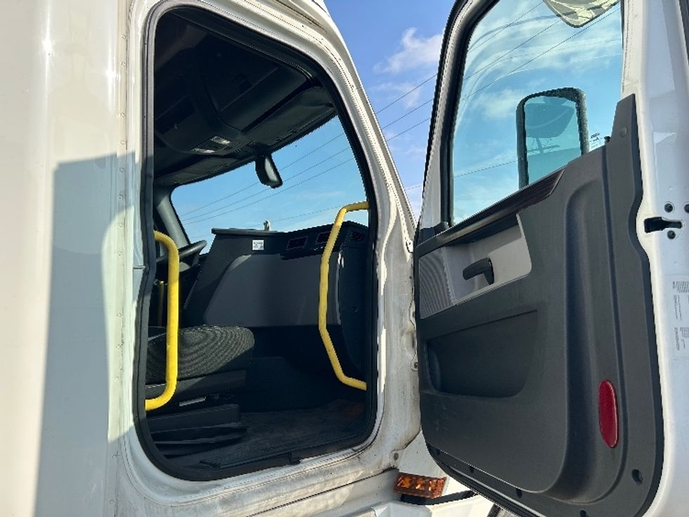 Sleeper Tractor-Heavy Duty Tractors-Freightliner-2020-T12664ST-Mount Hope-OH-565,906\n\t\tmiles-$ 53,500 - Image 13