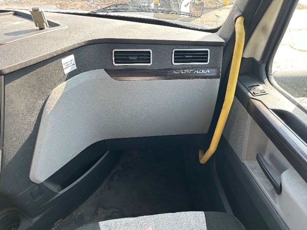 Sleeper Tractor-Heavy Duty Tractors-Freightliner-2020-T12664ST-Mount Hope-OH-565,906\n\t\tmiles-$ 53,500 - Image 14