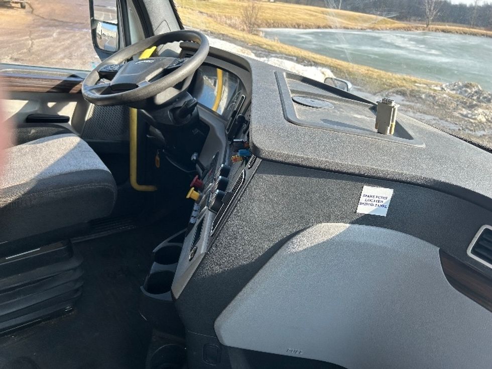 Sleeper Tractor-Heavy Duty Tractors-Freightliner-2020-T12664ST-Mount Hope-OH-565,906\n\t\tmiles-$ 53,500 - Image 15