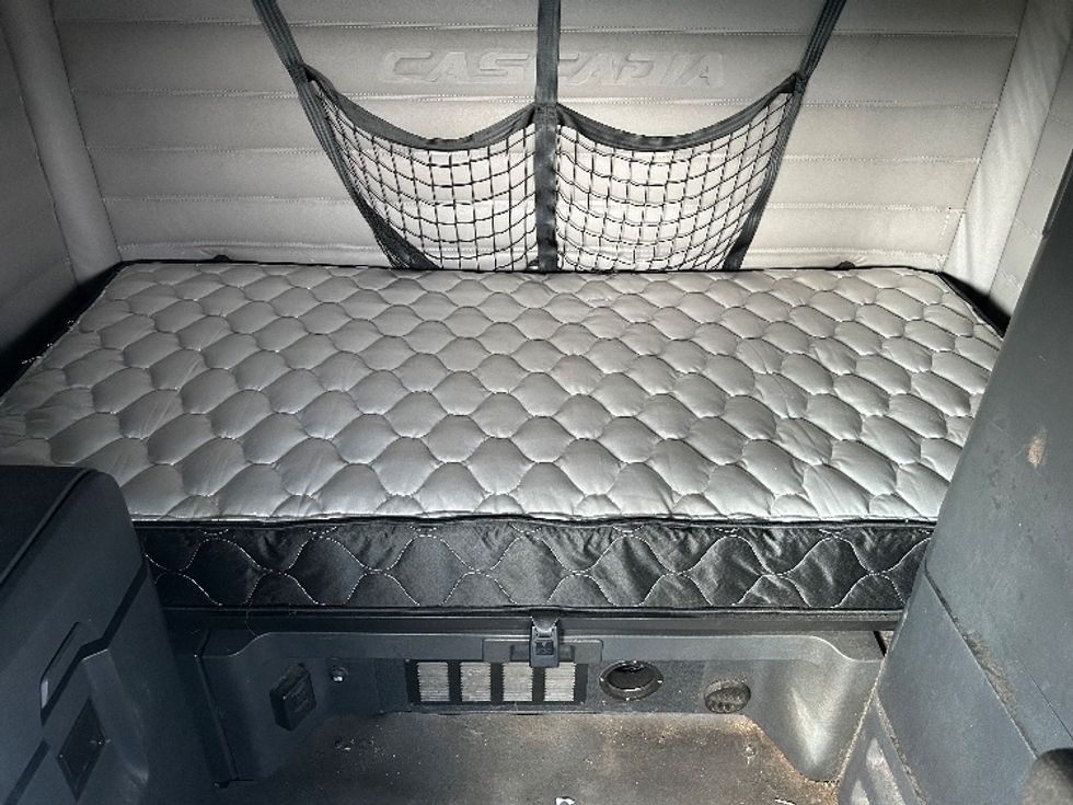 Sleeper Tractor-Heavy Duty Tractors-Freightliner-2020-T12664ST-Mount Hope-OH-565,906\n\t\tmiles-$ 53,500 - Image 16