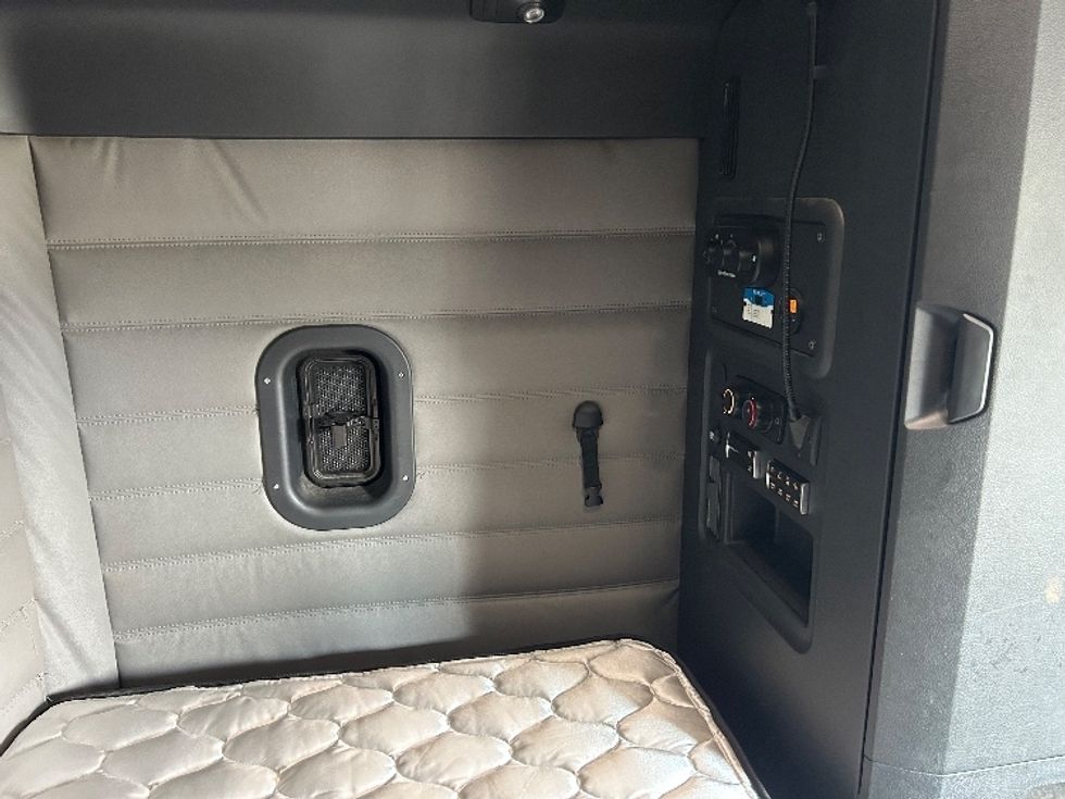 Sleeper Tractor-Heavy Duty Tractors-Freightliner-2020-T12664ST-Mount Hope-OH-565,906\n\t\tmiles-$ 53,500 - Image 18