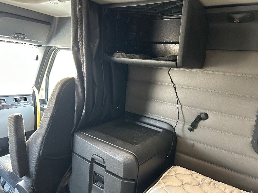 Sleeper Tractor-Heavy Duty Tractors-Freightliner-2020-T12664ST-Mount Hope-OH-565,906\n\t\tmiles-$ 53,500 - Image 19