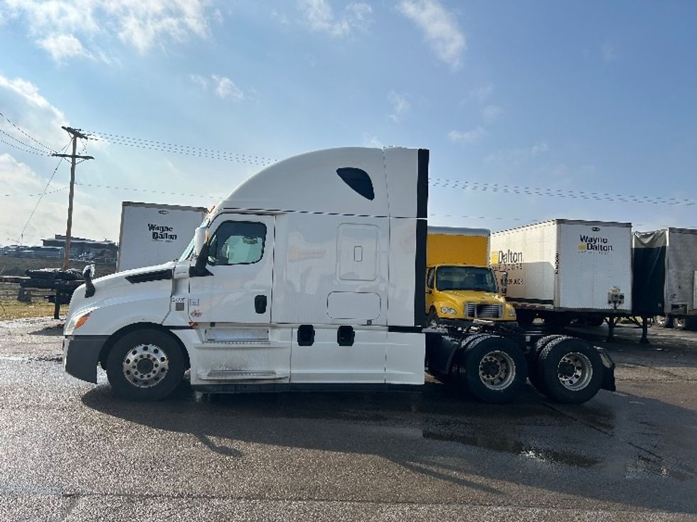 Sleeper Tractor-Heavy Duty Tractors-Freightliner-2020-T12664ST-Mount Hope-OH-565,906\n\t\tmiles-$ 53,500 - Image 4