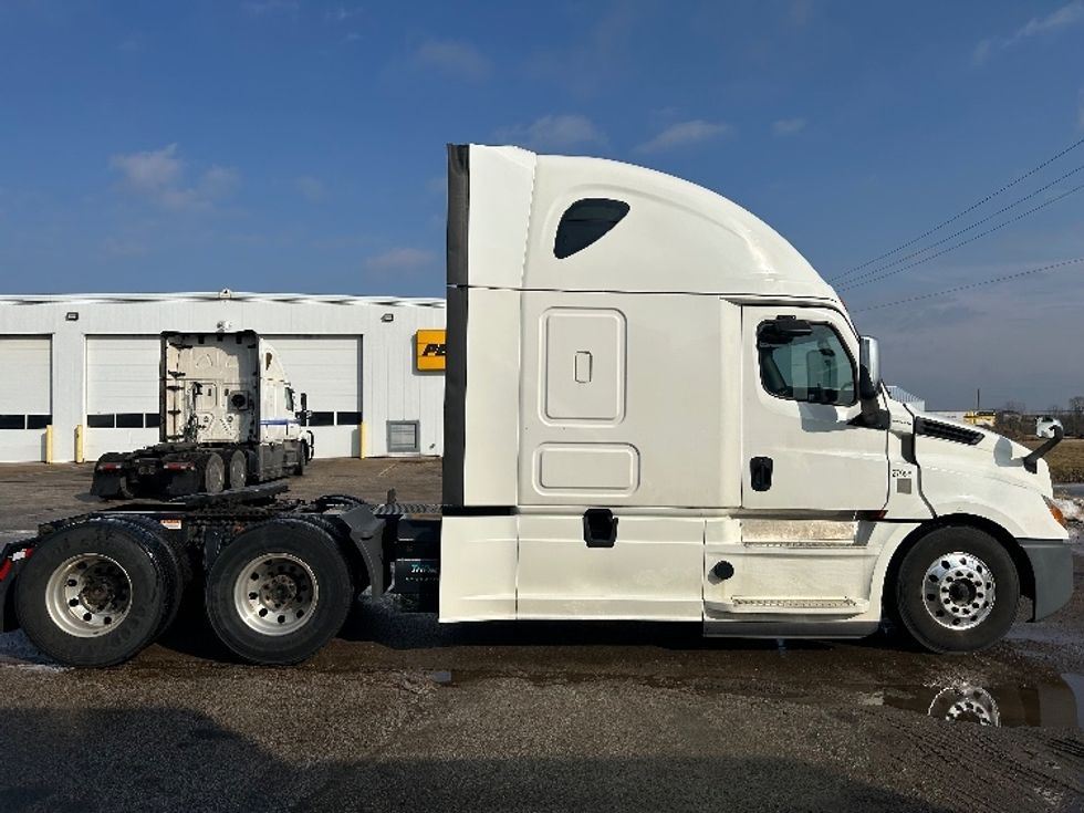 Sleeper Tractor-Heavy Duty Tractors-Freightliner-2020-T12664ST-Mount Hope-OH-565,906\n\t\tmiles-$ 53,500 - Image 8