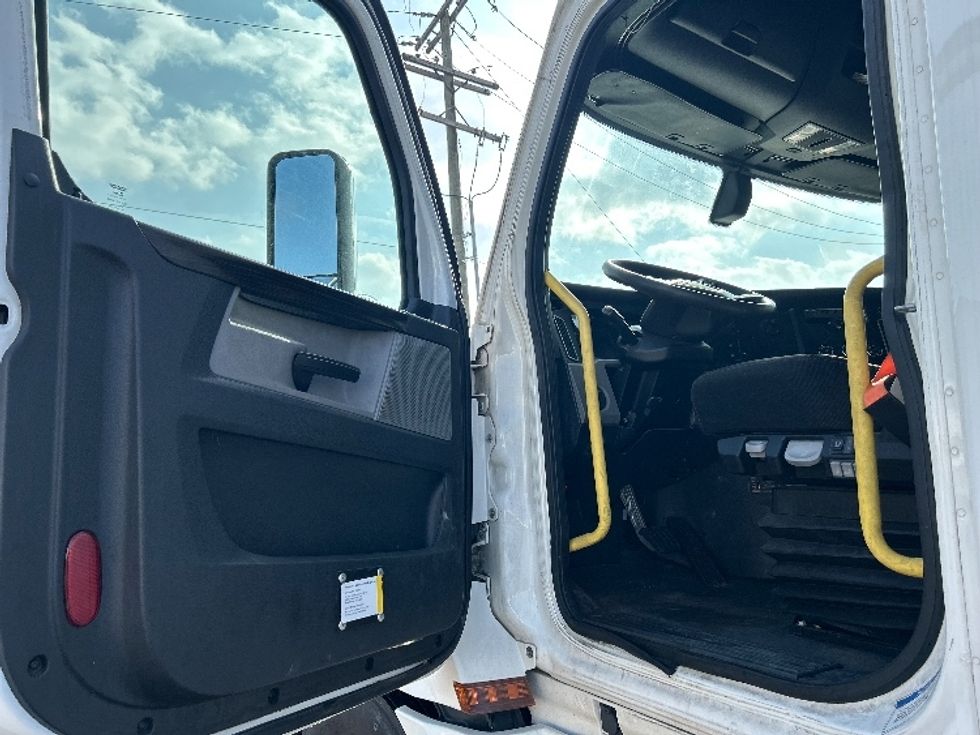 Sleeper Tractor-Heavy Duty Tractors-Freightliner-2020-T12664ST-Mount Hope-OH-565,906\n\t\tmiles-$ 53,500 - Image 9