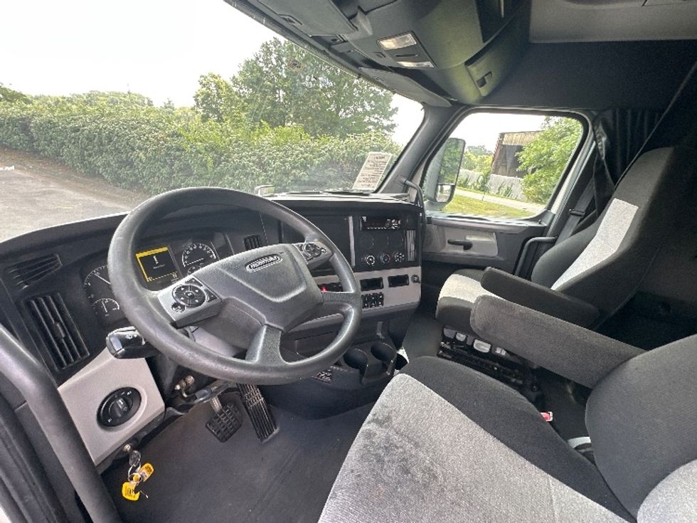 Sleeper Tractor-Heavy Duty Tractors-Freightliner-2020-T12664ST-Nashville (Mount Juliet)-TN-492,005\n\t\tmiles-$ 63,500 - Image 10