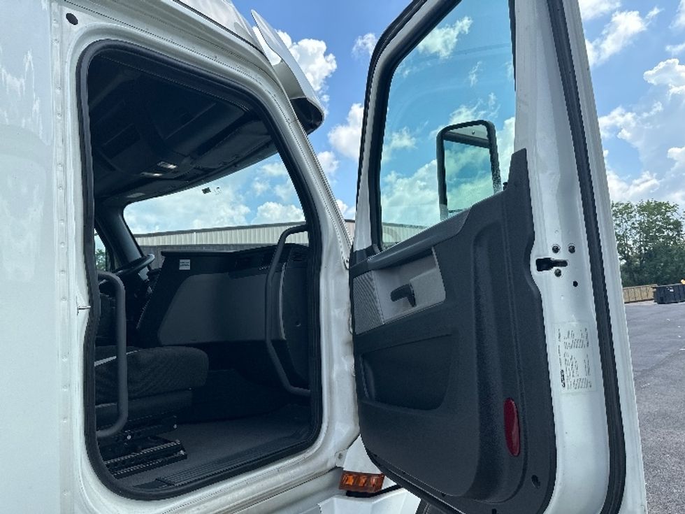 Sleeper Tractor-Heavy Duty Tractors-Freightliner-2020-T12664ST-Nashville (Mount Juliet)-TN-492,005\n\t\tmiles-$ 63,500 - Image 13