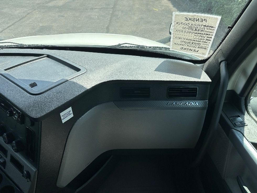 Sleeper Tractor-Heavy Duty Tractors-Freightliner-2020-T12664ST-Nashville (Mount Juliet)-TN-492,005\n\t\tmiles-$ 63,500 - Image 14