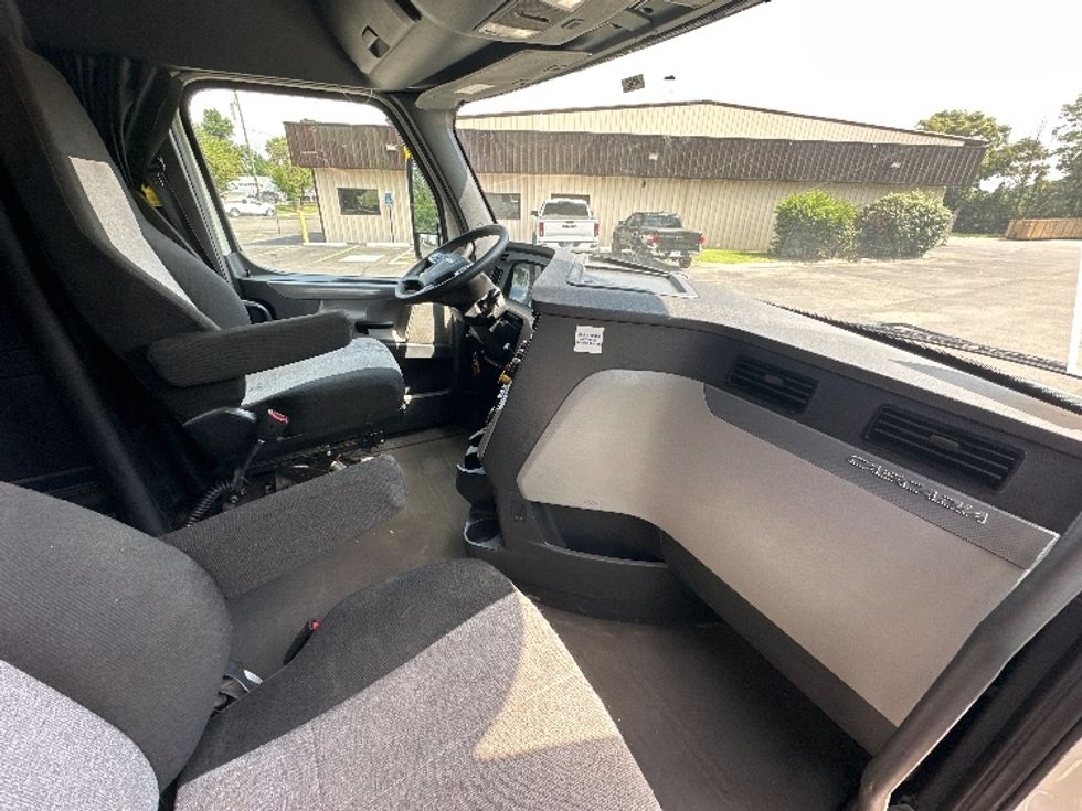 Sleeper Tractor-Heavy Duty Tractors-Freightliner-2020-T12664ST-Nashville (Mount Juliet)-TN-492,005\n\t\tmiles-$ 63,500 - Image 15