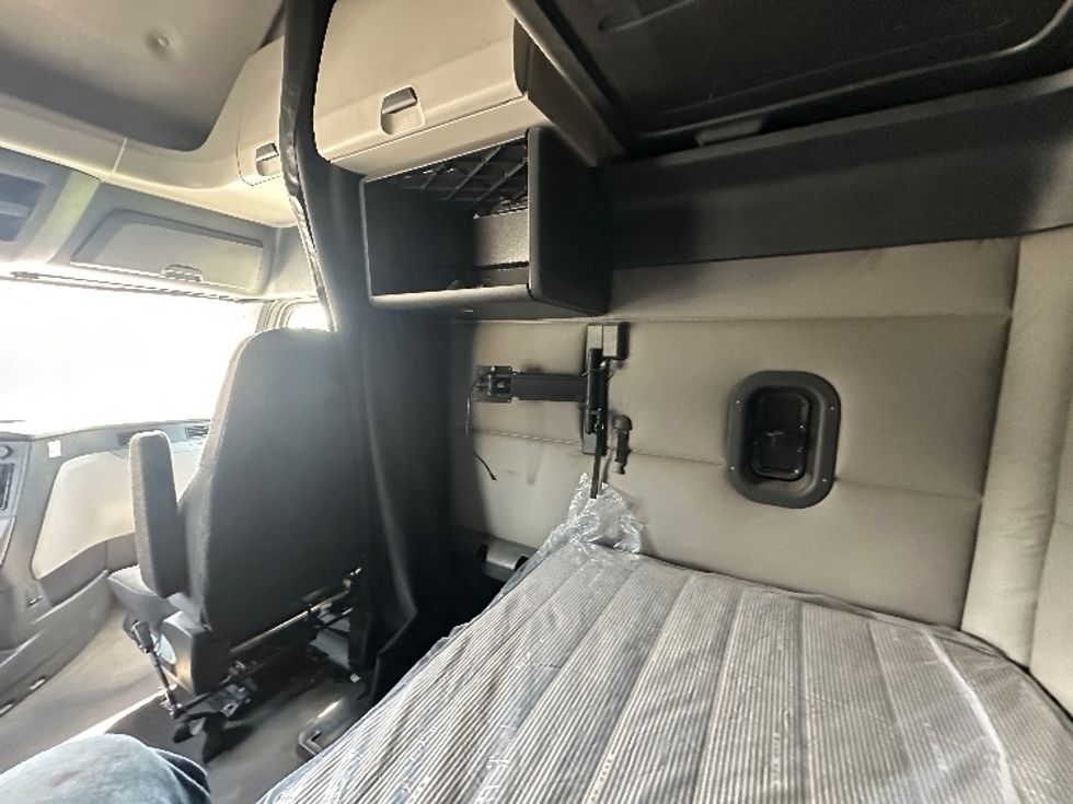 Sleeper Tractor-Heavy Duty Tractors-Freightliner-2020-T12664ST-Nashville (Mount Juliet)-TN-492,005\n\t\tmiles-$ 63,500 - Image 19