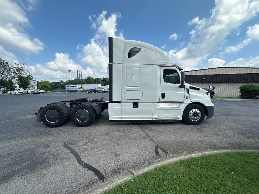 Sleeper Tractor-Heavy Duty Tractors-Freightliner-2020-T12664ST-Nashville (Mount Juliet)-TN-492,005\n\t\tmiles-$ 63,500 - Image 8
