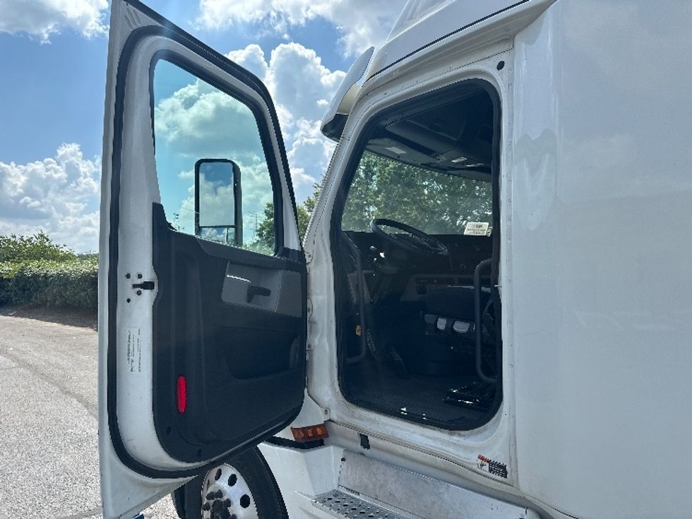 Sleeper Tractor-Heavy Duty Tractors-Freightliner-2020-T12664ST-Nashville (Mount Juliet)-TN-492,005\n\t\tmiles-$ 63,500 - Image 9