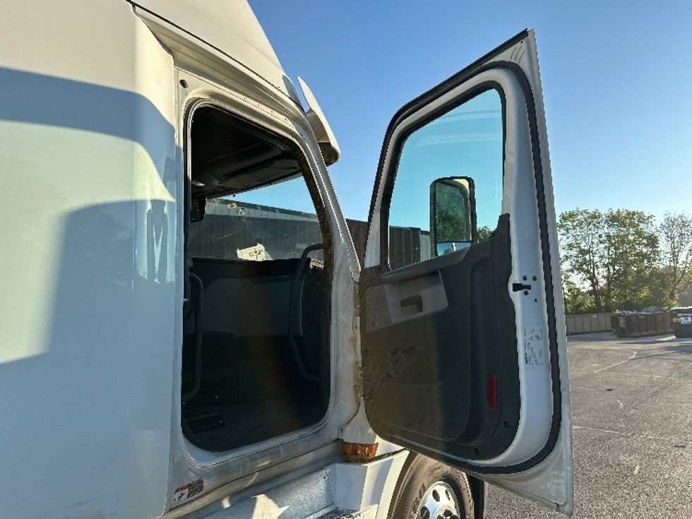 Sleeper Tractor-Heavy Duty Tractors-Freightliner-2020-T12664ST-Nashville (Mount Juliet)-TN-635,441\n\t\tmiles-$ 52,000 - Image 13
