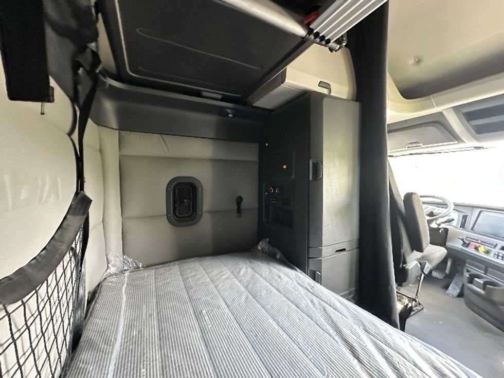 Sleeper Tractor-Heavy Duty Tractors-Freightliner-2020-T12664ST-Nashville (Mount Juliet)-TN-635,441\n\t\tmiles-$ 52,000 - Image 18