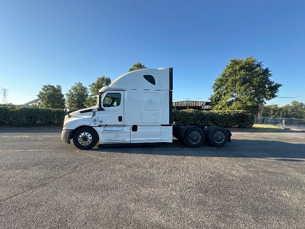 Sleeper Tractor-Heavy Duty Tractors-Freightliner-2020-T12664ST-Nashville (Mount Juliet)-TN-635,441\n\t\tmiles-$ 52,000 - Image 4