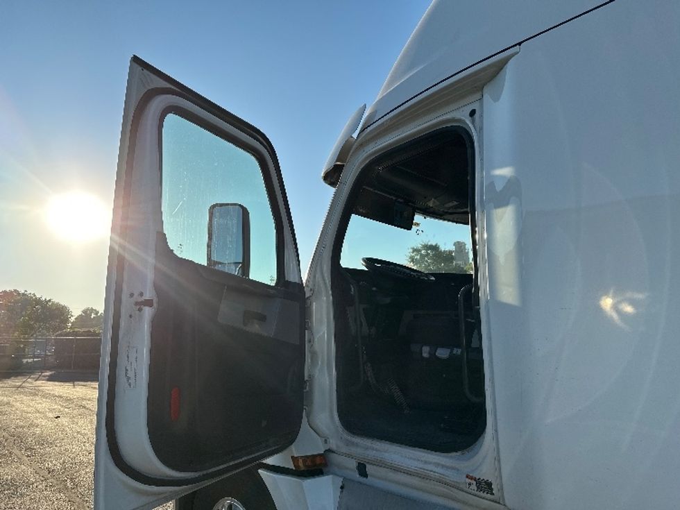 Sleeper Tractor-Heavy Duty Tractors-Freightliner-2020-T12664ST-Nashville (Mount Juliet)-TN-635,441\n\t\tmiles-$ 52,000 - Image 9