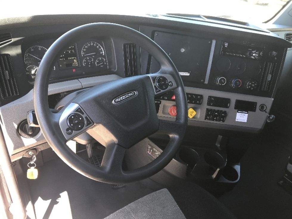 Sleeper Tractor-Heavy Duty Tractors-Freightliner-2020-T12664ST-Nashville-TN-589,085\n\t\tmiles-$ 57,000 - Image 10