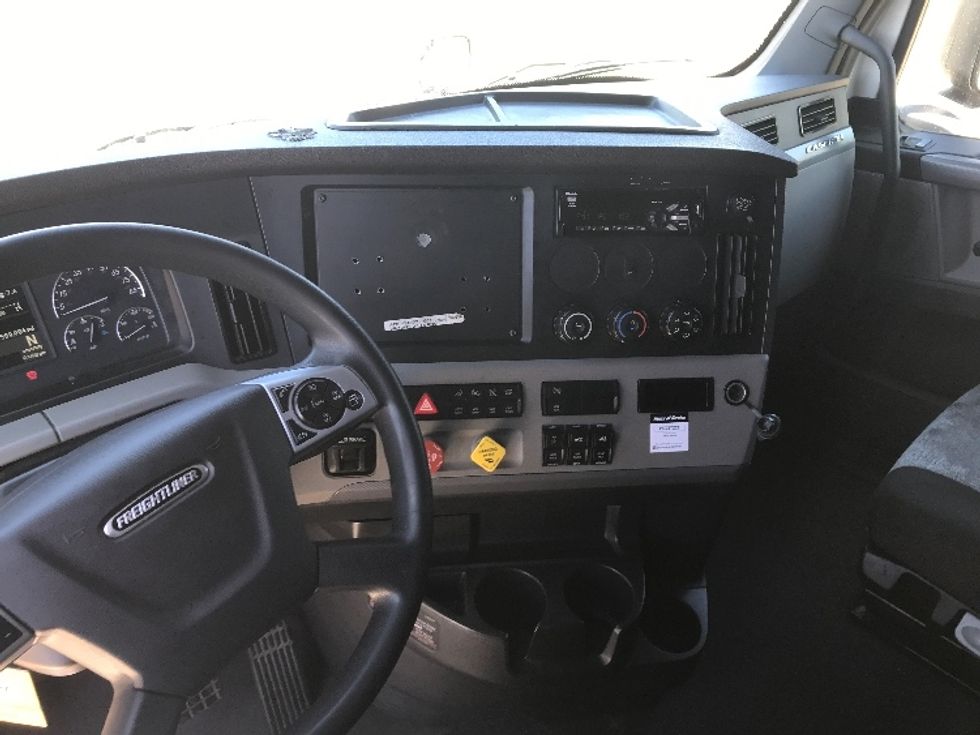 Sleeper Tractor-Heavy Duty Tractors-Freightliner-2020-T12664ST-Nashville-TN-589,085\n\t\tmiles-$ 57,000 - Image 11