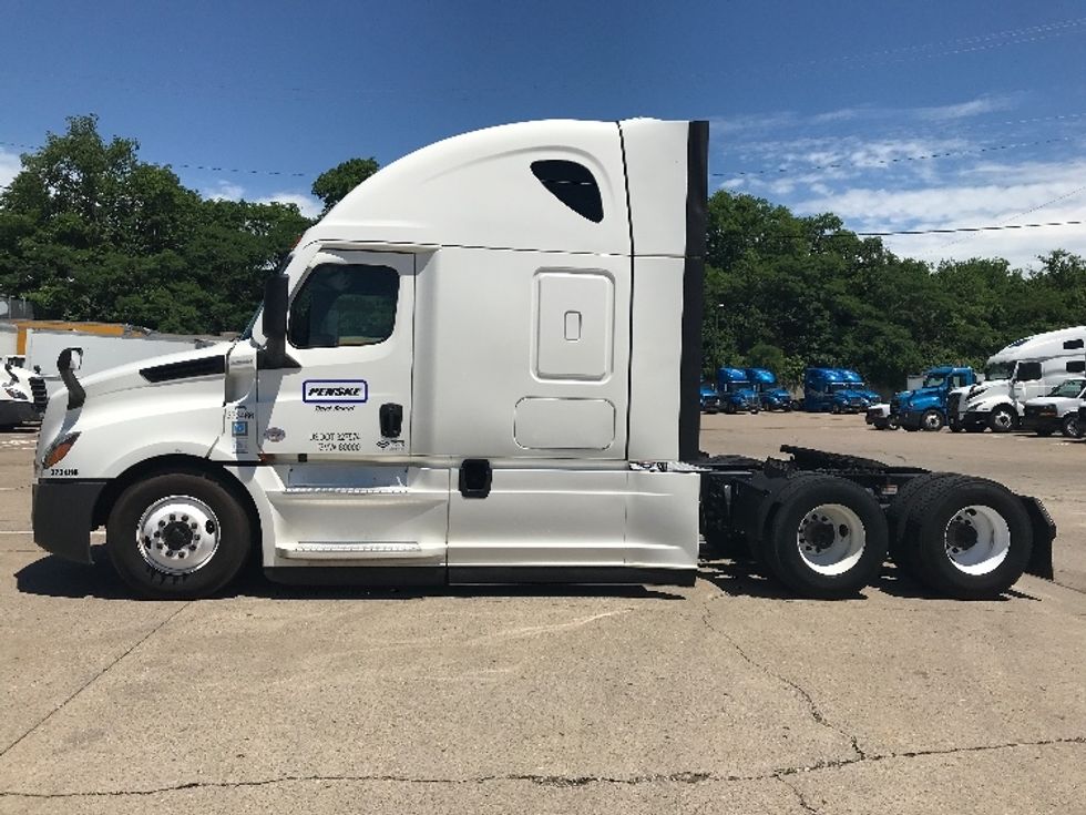 Sleeper Tractor-Heavy Duty Tractors-Freightliner-2020-T12664ST-Nashville-TN-589,085\n\t\tmiles-$ 57,000 - Image 4